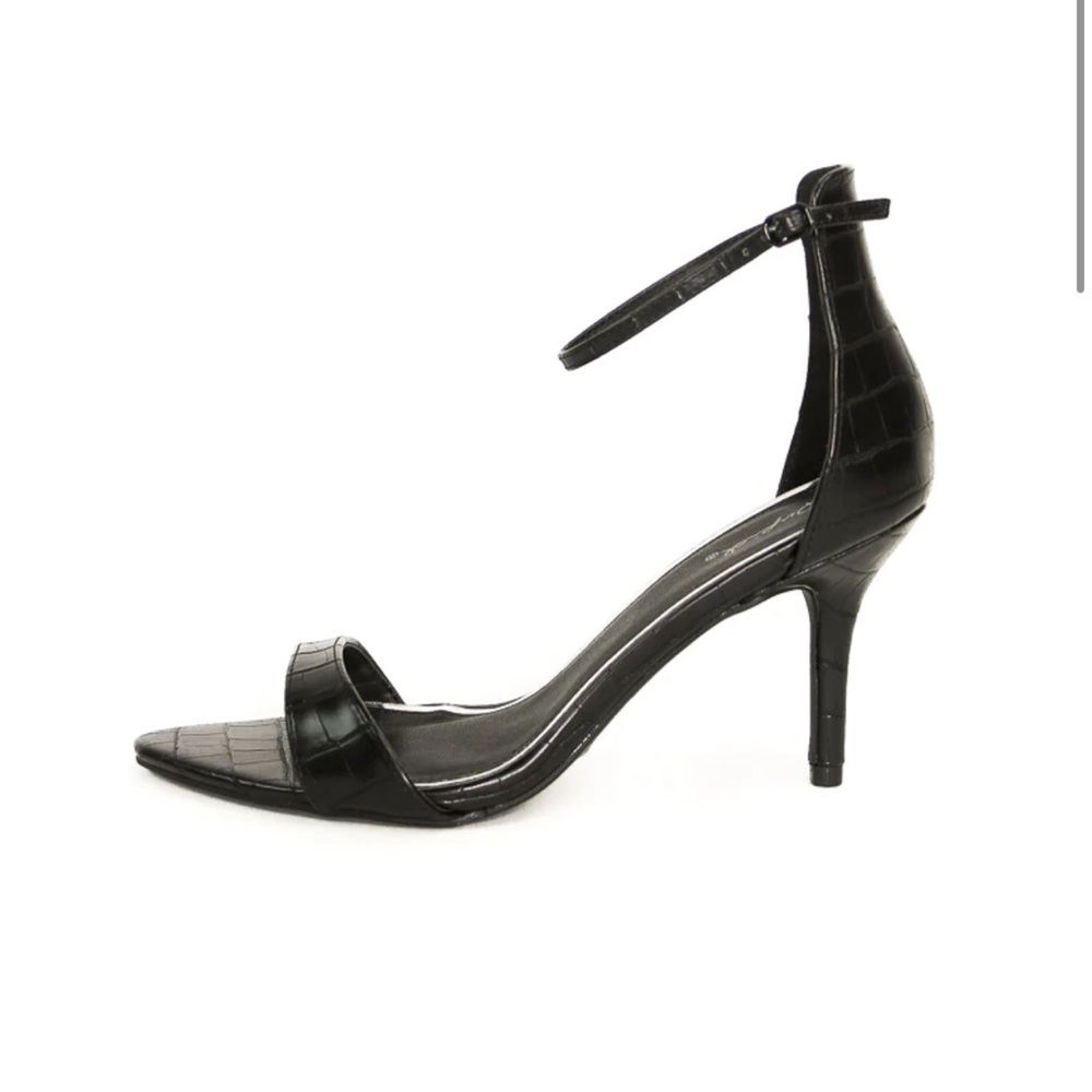 NWT black crocodile print heel
